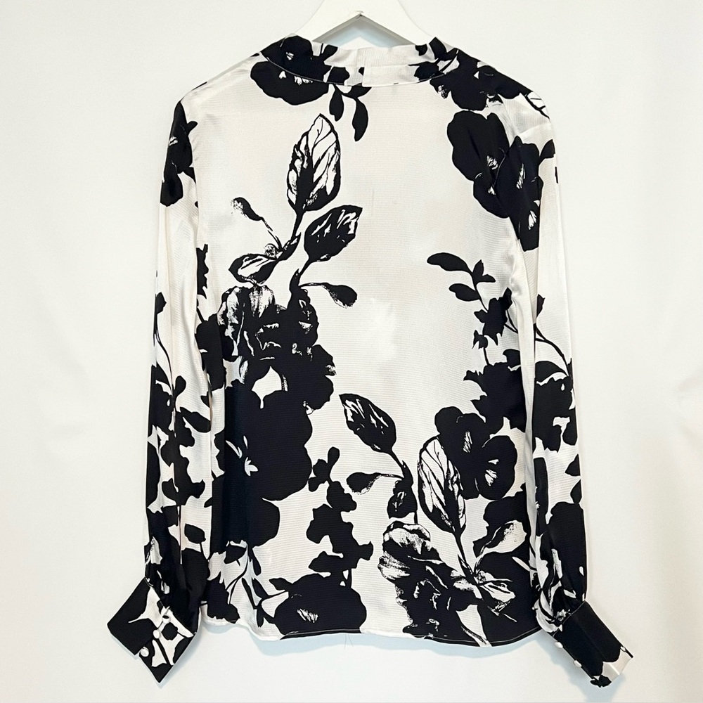 White House Black Market Floral Blouse Small Black Ecru V-Neck NWT - Picture 6 of 10